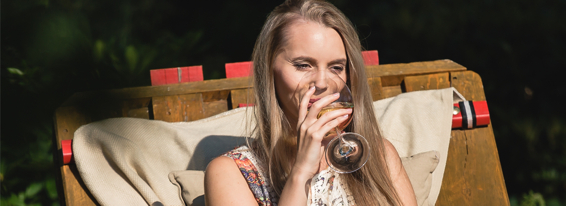 Frau auf Terrasse