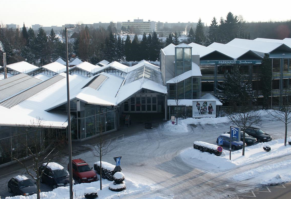 Gewächshäuser und Parkhaus Schneebedeckt